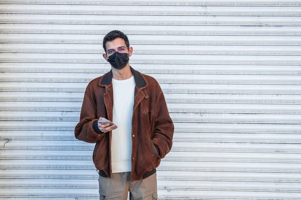 Homem Com Máscara Telefone Celular Rua — Fotografia de Stock