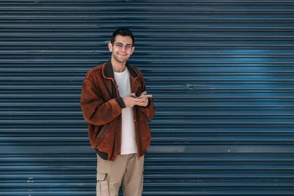 Retrato Homem Com Telefone Celular Rua — Fotografia de Stock