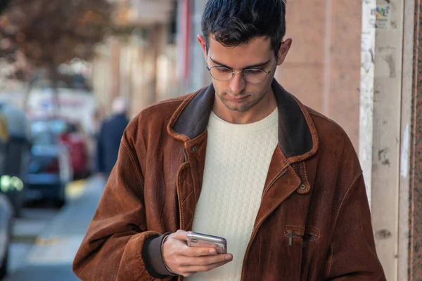 Giovane Uomo Che Cammina Strada Guardando Telefono Cellulare — Foto Stock