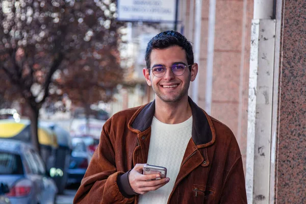 Retrato Homem Com Telefone Celular Rua — Fotografia de Stock