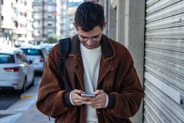 Lopen Door Straat Kijkend Naar Mobiele Telefoon — Stockfoto