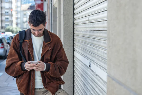 Nerför Gatan Och Titta Mobilen — Stockfoto