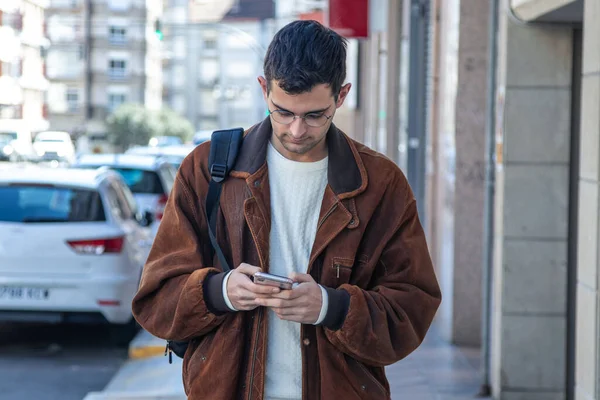 Νεαρός Άνδρας Κινητό Τηλέφωνο Στο Δρόμο — Φωτογραφία Αρχείου