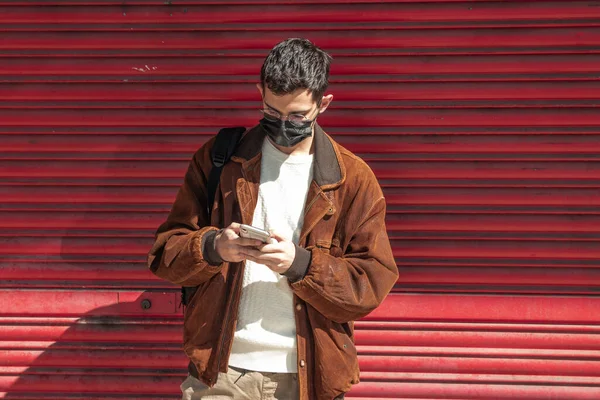 Hombre Con Máscara Teléfono Móvil Calle —  Fotos de Stock