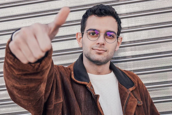 Homem Sorrindo Com Sinal Aprovação — Fotografia de Stock