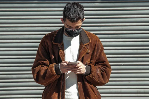 Jonge Man Met Masker Mobiele Telefoon Straat — Stockfoto