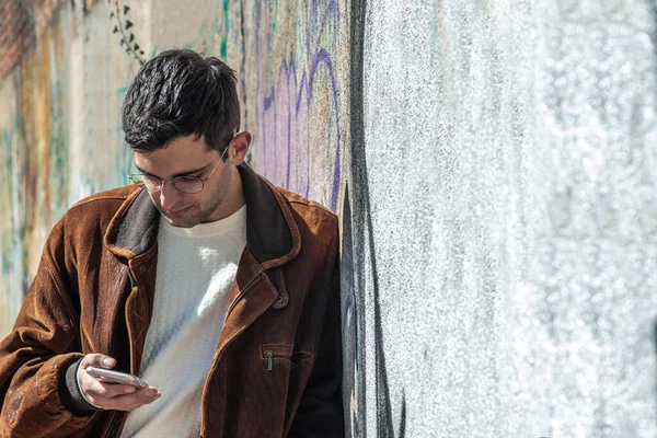Jonge Man Met Mobiele Telefoon Leunend Straatmuur — Stockfoto