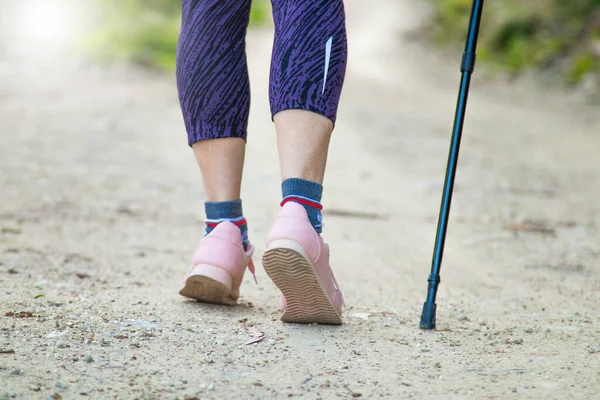 Mujer Pies Caminando Practicando Senderismo —  Fotos de Stock
