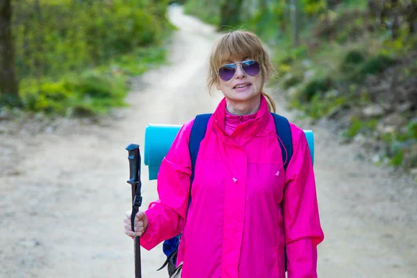 Donna Che Pratica Escursioni Con Percorso Sfondo — Foto Stock