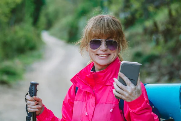 Женщина Мобильным Телефоном Рюкзаком — стоковое фото