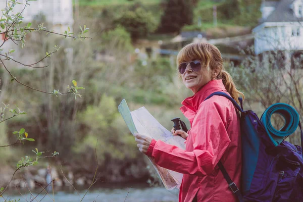 Mulher Com Mapa Caminhadas Com Mochila Natureza — Fotografia de Stock