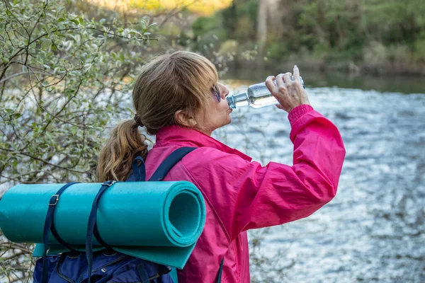 Viaggio Escursionismo Donna Con Zaino Acqua Potabile — Foto Stock