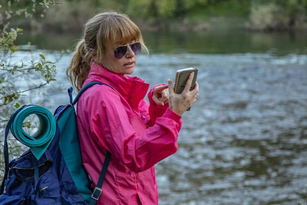 Vrouw Met Mobiele Telefoon Reisrugzak — Stockfoto