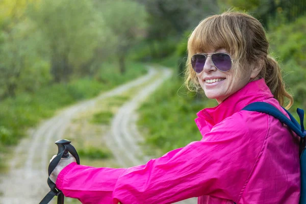 Anziano Praticare Escursioni All Aperto Sorridente Felice Indossare Occhiali Sole — Foto Stock