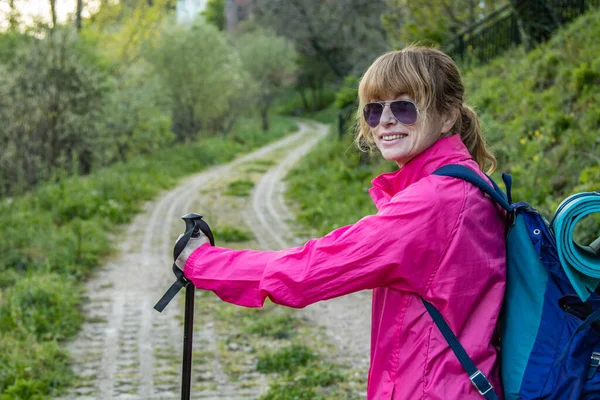 Senior Trénink Turistika Venku Úsměvem Šťastný Nošení Slunečních Brýlí — Stock fotografie