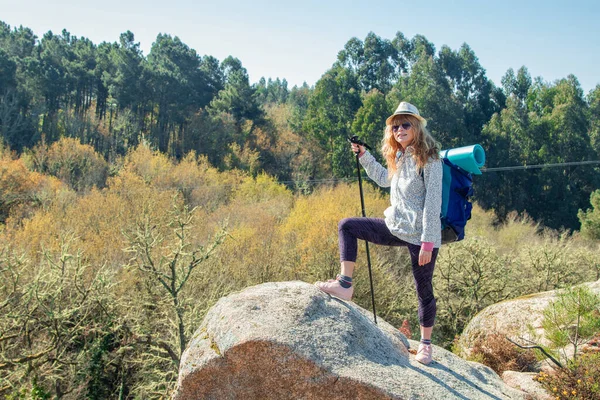 Woman Backpack Mountain — Stock Photo, Image