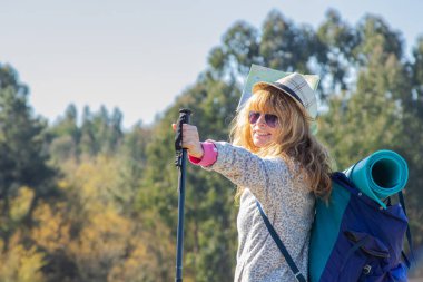 Sırt çantalı bir kadın seyahatin ya da yürüyüşün tadını çıkarıyor