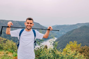 Genç adam gezide ya da doğa gezisinde.