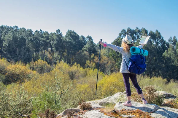 Mulher Com Mochila Desfrutando Viagem Caminhadas — Fotografia de Stock