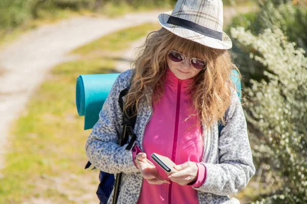 Žena Batohem Mobilem — Stock fotografie