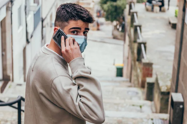 Adolescente Menino Com Máscara Falando Celular Cidade — Fotografia de Stock