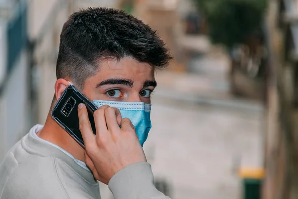 在城市里 带着面具的青少年在讲手机 — 图库照片