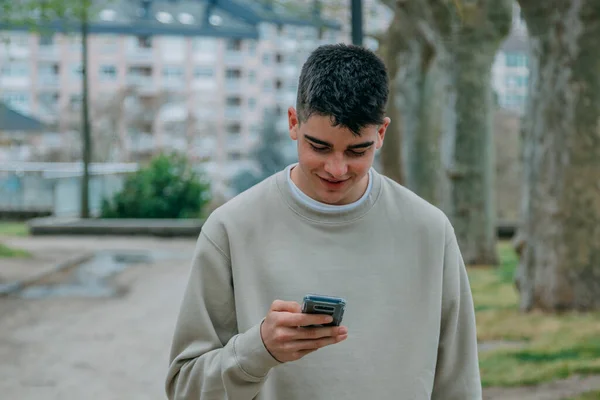 Młody Mężczyzna Nastolatek Ulicy Patrząc Telefon Komórkowy — Zdjęcie stockowe