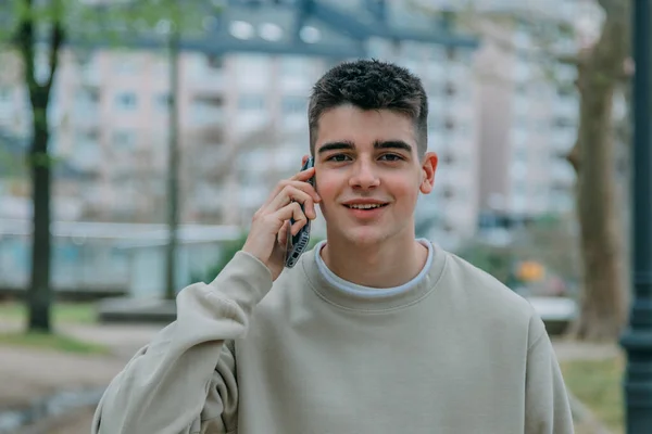 Man Tiener Praten Mobiele Telefoon Straat — Stockfoto