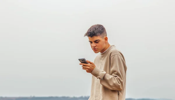 Tinédzser Mobiltelefon Elszigetelt Égbolt Táj — Stock Fotó