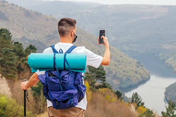 Giovane Escursionista Escursionista Scattare Foto Con Cellulare — Foto Stock