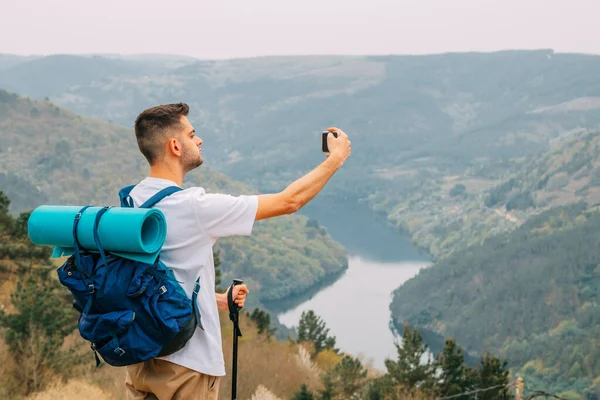 Młody Człowiek Turystyka Lub Turystyka Robienie Zdjęć Telefonu Komórkowego — Zdjęcie stockowe