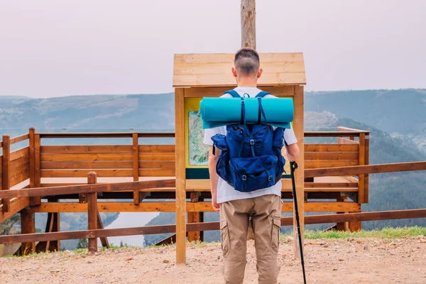 Jovem Com Mochila Praticando Turismo Rural Caminhadas — Fotografia de Stock