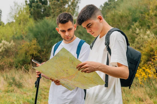 Jovens Uma Viagem Olhando Para Mapa — Fotografia de Stock