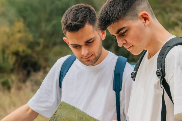 Młodzi Ludzie Podróży Patrzący Mapę — Zdjęcie stockowe