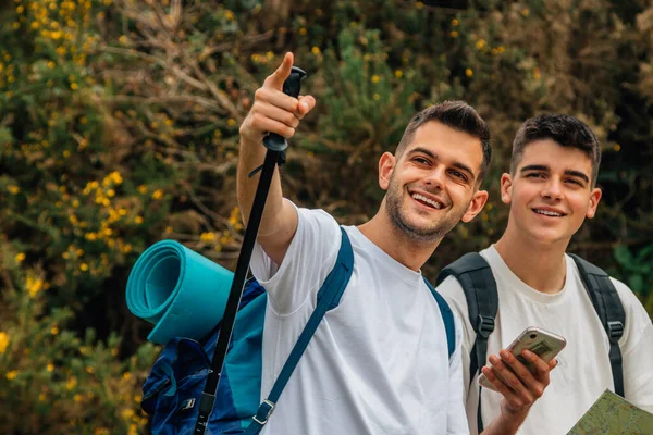 携带背包 手机和地图旅行的年轻人 — 图库照片