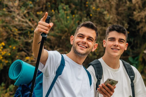 带着背包和手机旅行的年轻人 — 图库照片