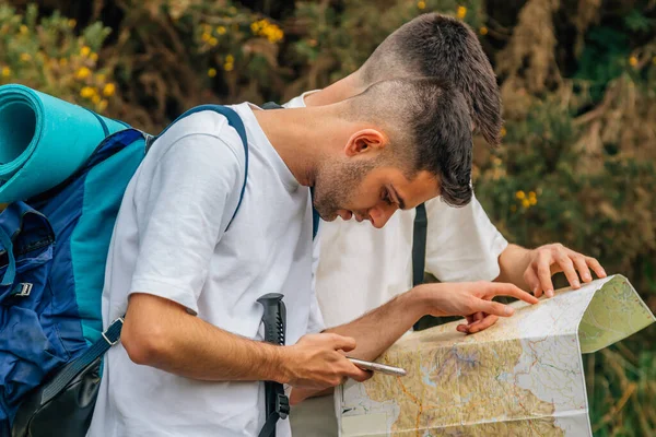 Jovens Excursão Olhando Para Mapa Celular — Fotografia de Stock