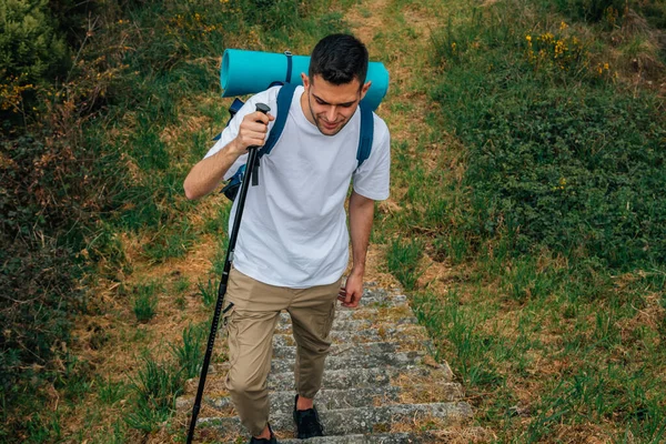 Молодий Пішохід Пішохідним Рюкзаком Практикує Піші Прогулянки Або Паломництво — стокове фото