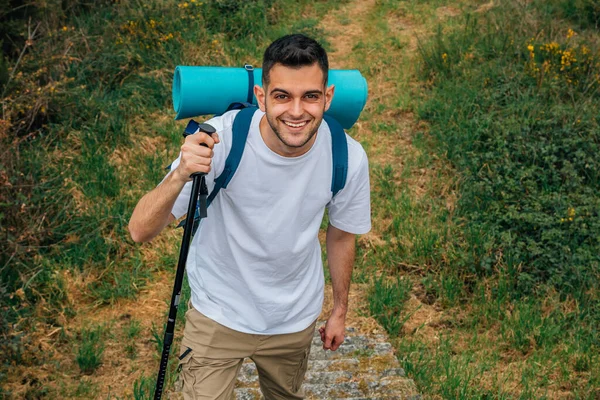 Jovem Caminhante Com Mochila Para Caminhadas Praticando Caminhadas Peregrinação — Fotografia de Stock