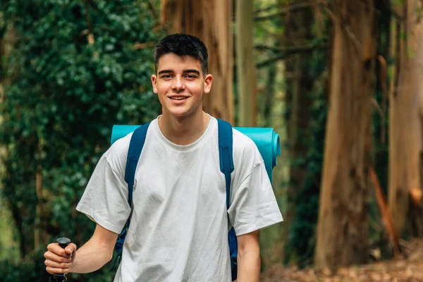 Jovem Com Mochila Andando Caminhando — Fotografia de Stock