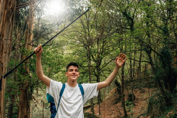 Joven Adolescente Hombre Disfrutando Senderismo Camping Con Mochila —  Fotos de Stock