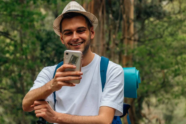 带着手机拍照的年轻旅行者 — 图库照片