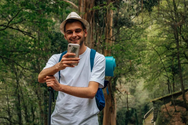 带着手机拍照的年轻旅行者 — 图库照片