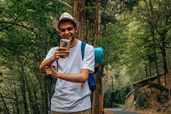 Jonge Reiziger Met Mobiele Telefoon Het Nemen Van Foto — Stockfoto
