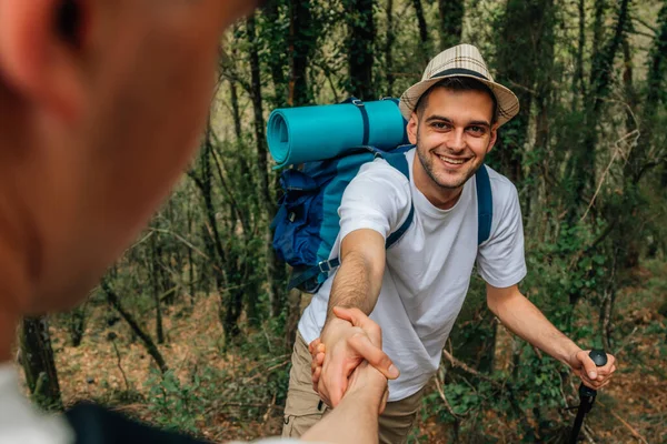 Jovens Ajudando Colaborando Prática Esportes Caminhadas — Fotografia de Stock