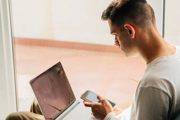 Man Home Working Phone Computer — Stock Photo, Image