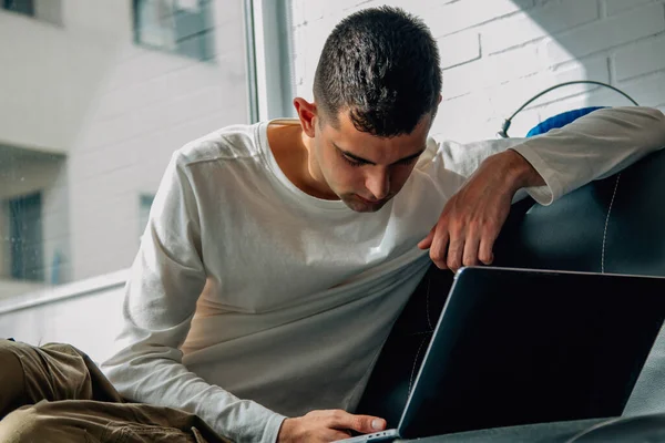 Young Man Computer Home — Stock Photo, Image