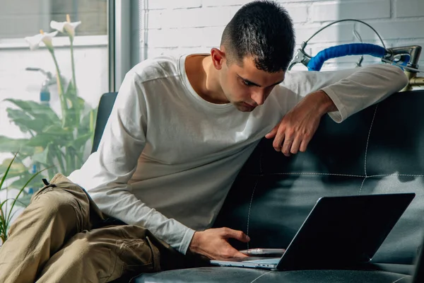 Man Home Mobile Phone Computer Looking Attentive — Stock Photo, Image