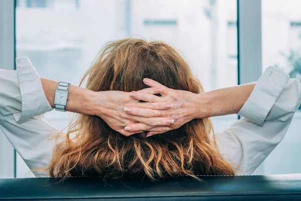 Vrouw Bank Thuis Rustend Kalm — Stockfoto