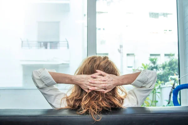 Vrouw Rustend Bank Thuis — Stockfoto